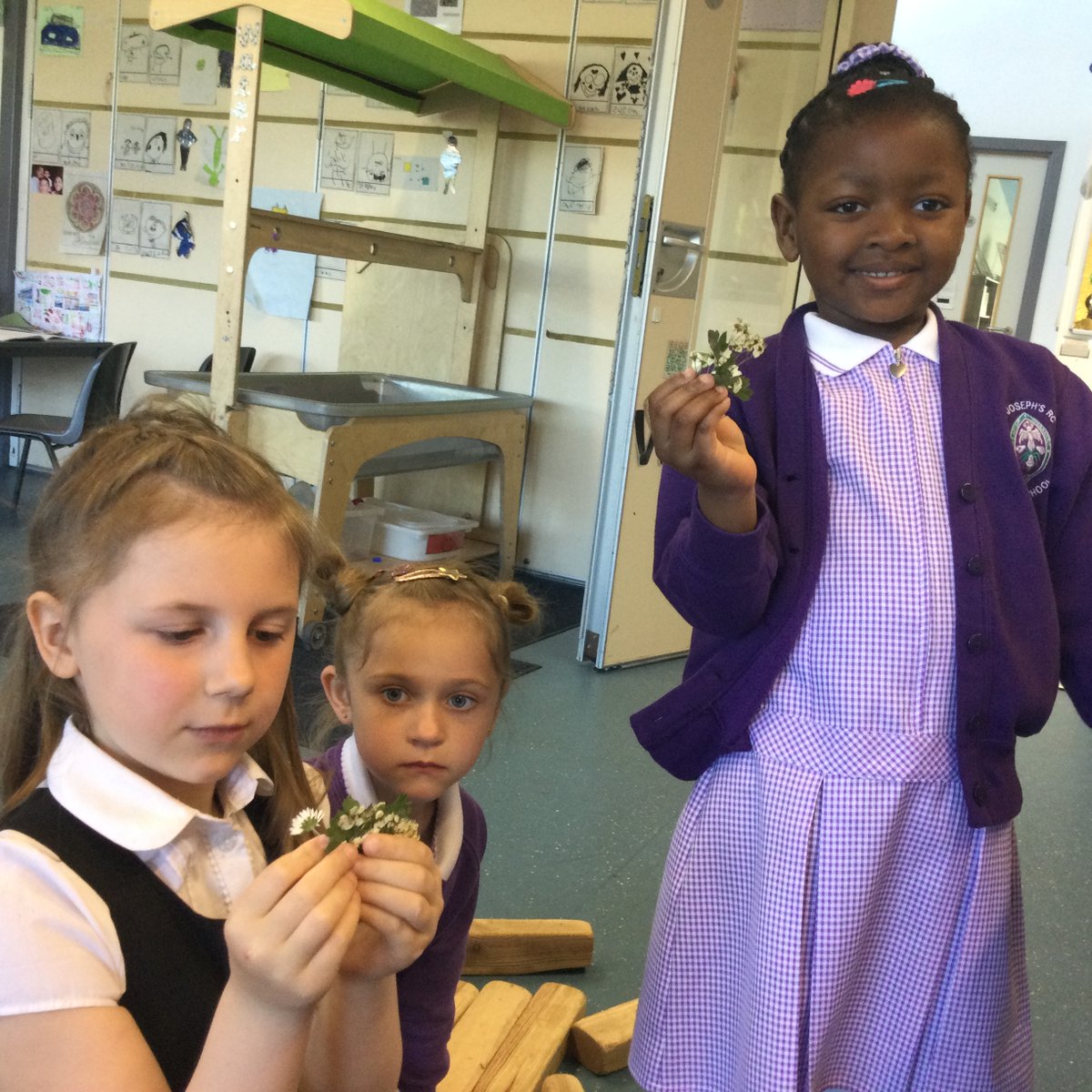 P1's Wednesday in play <a href="/stjosephsedin/">St. Joseph’s RC PS</a>!
Check out:
🛠🥽L using her whole body to saw a tough piece of wood,
🧦👩‍🎨G's awesome idea for jazzing up our school uniform,
🐻🧘‍♂️the class using yoga to retell the #bearhunt story &amp;
🌸🌼success for L &amp; B @ our makeshift flower press! #BeingMe