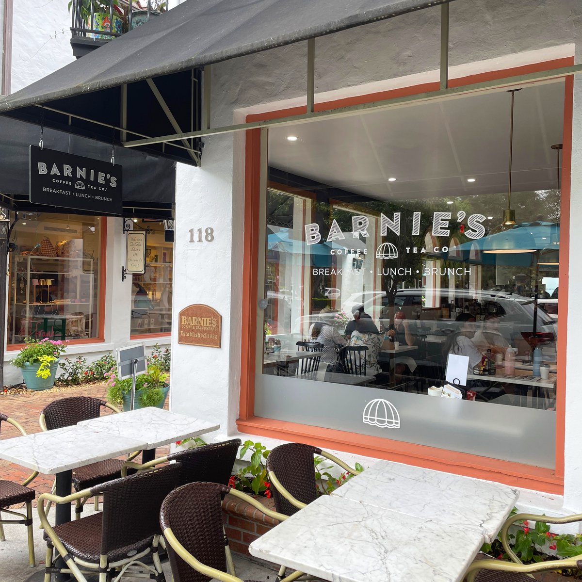 OldeHearthBread's tweet photo. Barnie’s Coffee &amp; Tea Co. on Park Avenue in Winter Park does breakfast and lunch, seven days a week, using our bread! We’re big fans of the soup and sandwich combo  - plus a coffee drink to get us through the afternoon.

@barniescoffee @parkavenuewp #winterparkfl #orlandofoodie https://t.co/Q4yb6Q0Nmo