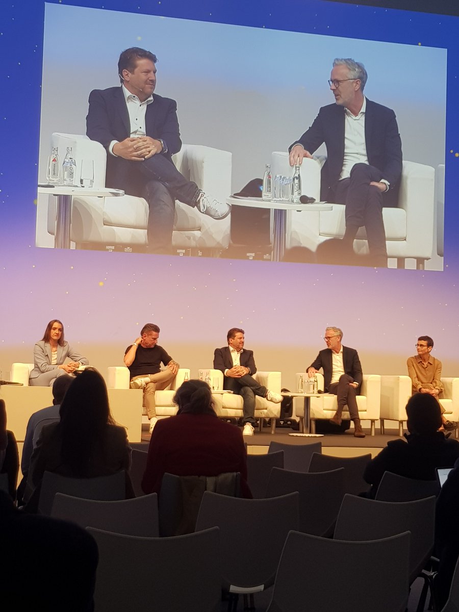 EEOFE's tweet photo. #tb #ContentGipfel "Free vs. Pay" bei der #ANGACOM Europas führende Kongressmesse für Breitband, Fernsehen &amp; Online. Wohin entwickelt sich der Wettbewerb (mit KI)? Am Ende waren sich alle einig: Content der Zukunft ist "Live", und KI kann Kreativität nicht ersetzen. 

#angacom https://t.co/VJuM0TolZF