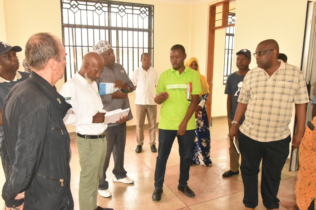 ViungoProject's tweet photo. Ziara hiyo imeanza kwa kutembelea kituo cha kukaushia mazao ya #Viungo kilichojengwa na #VIUNGOPROJECT na kukabidhiwa Ushirika wa Wazalishaji wa Mazao ya Viungo Pemba kilichopo shehia ya Gando, Wilaya ya Wete Kaskazini Pemba.

@TAMWA_Zanzibar @PdfTanzania @CanadaTrees https://t.co/chxNRQNQgd