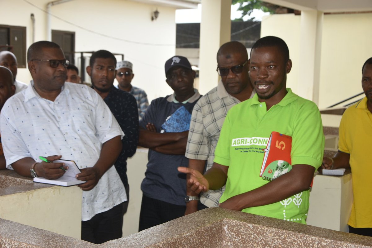 ViungoProject's tweet photo. Ziara hiyo imeanza kwa kutembelea kituo cha kukaushia mazao ya #Viungo kilichojengwa na #VIUNGOPROJECT na kukabidhiwa Ushirika wa Wazalishaji wa Mazao ya Viungo Pemba kilichopo shehia ya Gando, Wilaya ya Wete Kaskazini Pemba.

@TAMWA_Zanzibar @PdfTanzania @CanadaTrees https://t.co/chxNRQNQgd