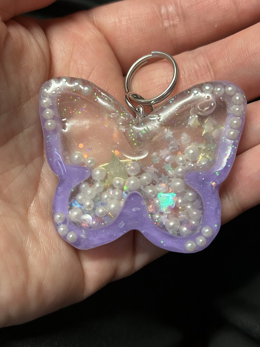 satomisub1's tweet photo. UVレジンで、大人かわいいシャカシャカキーホルダーチャーム(液体入り)の蝶々🦋作りました😊 https://t.co/JSfxdLKr1d