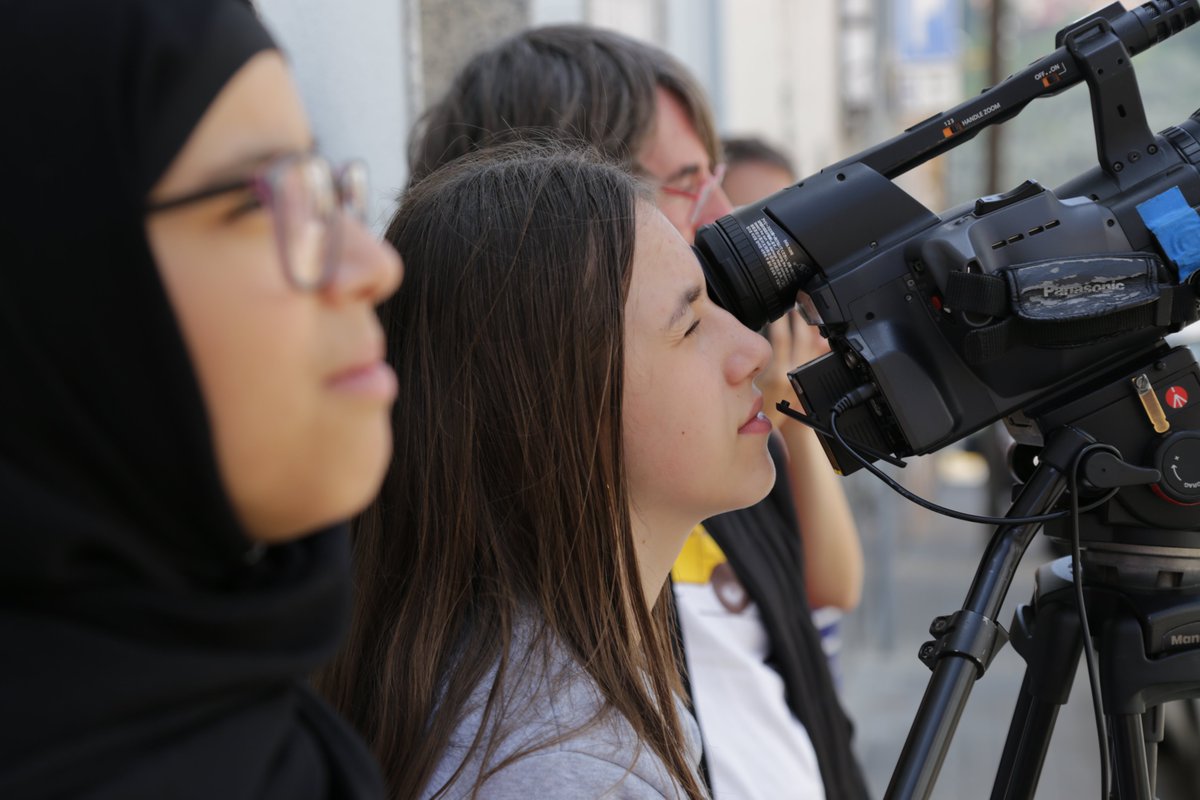 socialdiba's tweet photo. 🎥Els alumnes de l'@inslaserrasbd de #Sabadell han gravat aquests dies el curt documental que estrenaran a @alternativafest dins el programa #SaltodelEje.

🫶🏽El curt retrata el barri de #TorreRomeu a través de la seva gent.

#CulturaQueTransforma #BarrisiComunitatsDiba https://t.co/2i4c5CjxJX