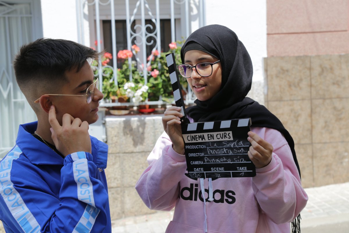 socialdiba's tweet photo. 🎥Els alumnes de l'@inslaserrasbd de #Sabadell han gravat aquests dies el curt documental que estrenaran a @alternativafest dins el programa #SaltodelEje.

🫶🏽El curt retrata el barri de #TorreRomeu a través de la seva gent.

#CulturaQueTransforma #BarrisiComunitatsDiba https://t.co/2i4c5CjxJX