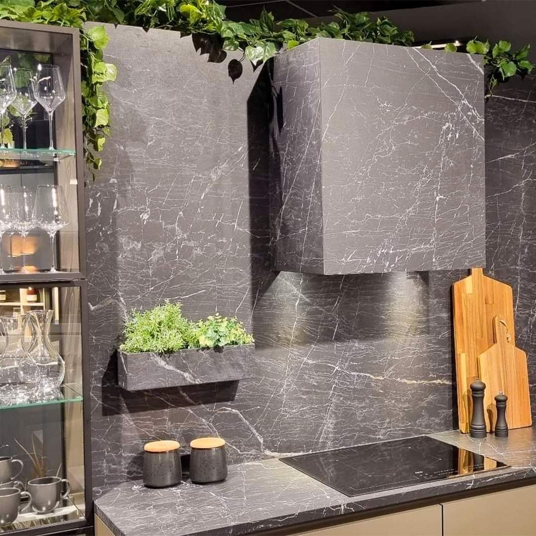 Do you want your cooker hood to blend in with the wall with dekton? Our Dekton material has many benefits; high scratch resistance, stain-resistant and fire- and heat resistance. Featuring a customized material,Dekton Somnia in @hthkoklundmalmo showroom.