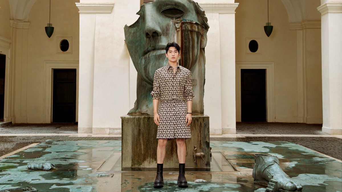 #YangYang is the latest Brand Ambassador and #ValentinoDiVas ​

For an all-new story, the actor is captured at the Palazzo Mignanelli headquarters in Rome, seen in #MaisonValentinoEssentials looks from #ValentinoUrbanFlows