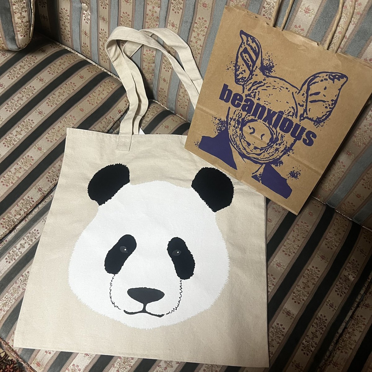 urikko_chaan's tweet photo. 用事があって梅田へ！
阪急にビーアンキシャスさんが✨️✨️
目が合ったパンダのトートバッグ購入！！
めっちゃかわいいー🐼♡
お店の方もいらっしゃっていろいろお話聞けて楽しかった☺️
いつか京都のお店にも行ってみたいなー！
 #ビーアンキシャス https://t.co/nSMoYd8U92