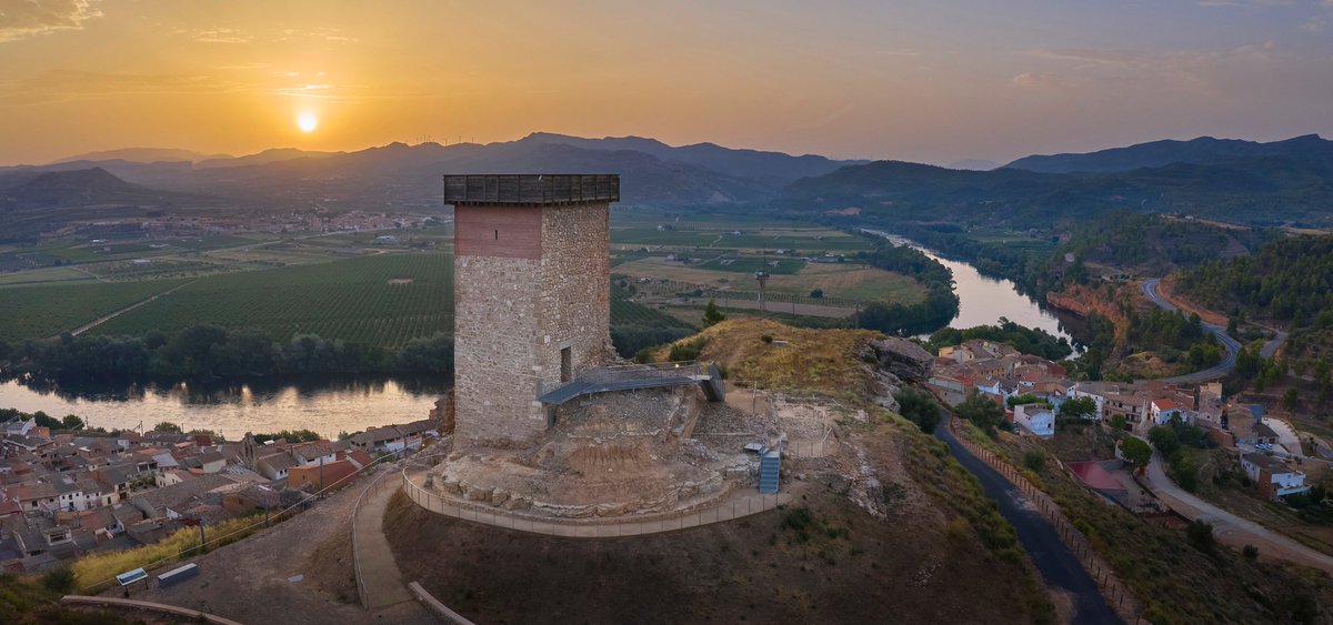 terresebretur's tweet photo. 😯 Sense plans per al cap de setmana? Una visita a #Ascó és el pla perfecte!

🚶‍♀️Endinseu-vos per la vila closa,😋 tasteu productes locals a l'antic molí i acabeu ⛵ navegant l'Ebre a bord del llaüt #LoRoget. Som-hi?

📅Diumenge 4 de juny 
ℹ️https://t.co/gBh8Sag4NP

#TerresdelEbre https://t.co/EbnwnH7JsX