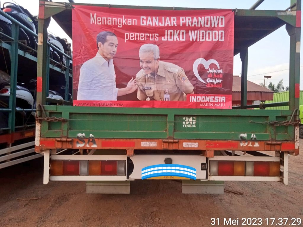 Pasang-pasang Spanduk "Menangkan <a href="/ganjarpranowo/">Ganjar Pranowo</a> Penerus Joko Widodo <a href="/jokowi/">Joko Widodo</a> " di belakang truk-truk Ganjarian GASPOL