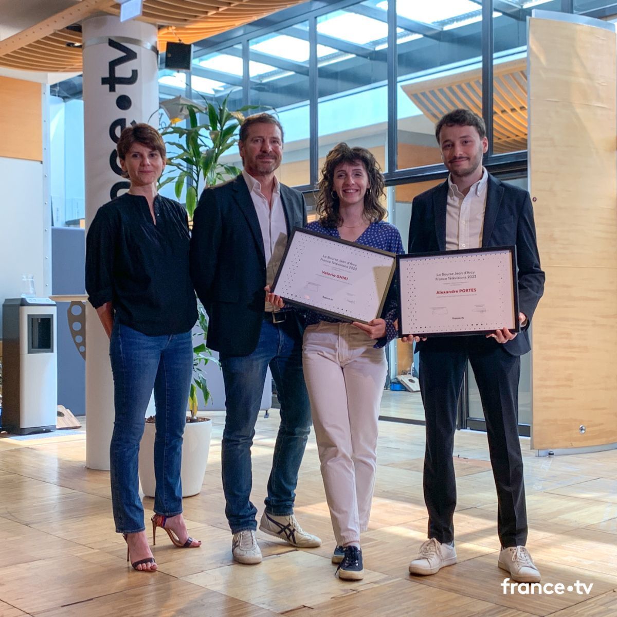 Francetele's tweet photo. 🏆 Félicitations aux lauréats de la 39e Bourse Jean d'Arcy remis par @Alex_Kara à @Francetele :

🎖Catégorie rédacteur-reporteur : Alexandre Portes, @ESJLille

🎖Catégorie JRI : Valeria Ghiri, @ESJLille

Ils se verront décerner un contrat à la rédaction de France Télévisions. 👏 https://t.co/u2o9Voa5KO