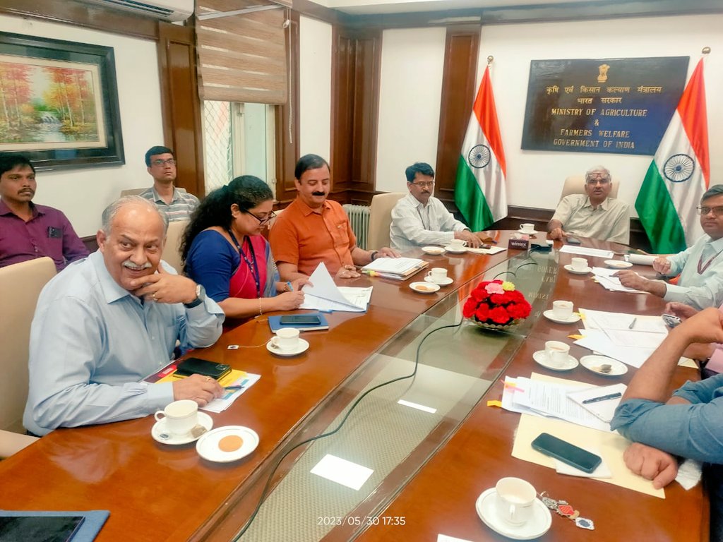 PPAIndia's tweet photo. DPPQ&amp;S, Faridabad, Department of Agriculture &amp; Farmers Welfare, MoA&amp;FW, GoI,  signed an MoU by Dr J P Singh, PPA and Jane Karkada, Senior Director, CII for developing a Common Management System which will help in faster completion of the following tasks:       1/3 https://t.co/8VEq9hgZX6