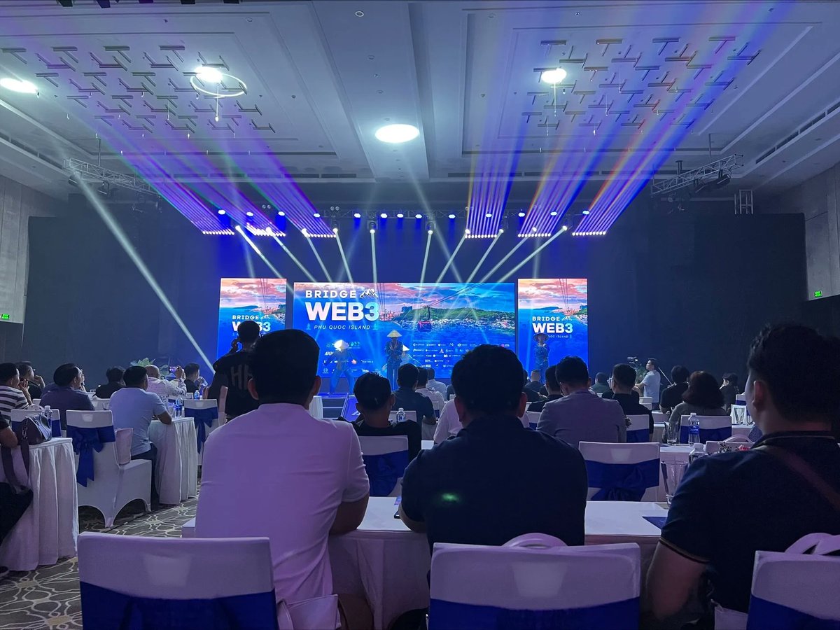 Gate's tweet photo. We're thrilled to attend the #BridgeWeb3 Event in Vietnam!
https://t.co/8kWqgEeplL joins global Web3 companies, VCs, and builders to explore cutting-edge fields and exchange ideas. Huge thanks to TradeCoinVN, ArrayFi, TikTok, Shopdunk, & more for making this event possible 🤝 https://t.co/ktrP4gpbEQ