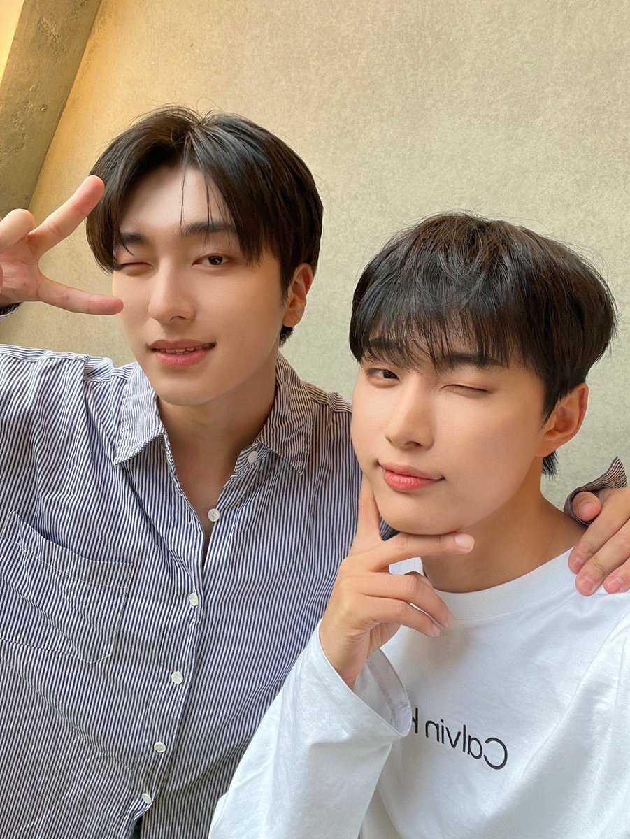 OmegaX_official's tweet photo. [📸]

이 집.. 라디오 잘하네.. 
오후 1시, 6시에 제일 잘 어울리는 목소리 😊
쟌디X셉디와 함께한 #X의_과몰입 💚

#아구이게라디오맛집이다

#OMEGA_X #오메가엑스 
@ox_crew https://t.co/EFmhaFvbWu