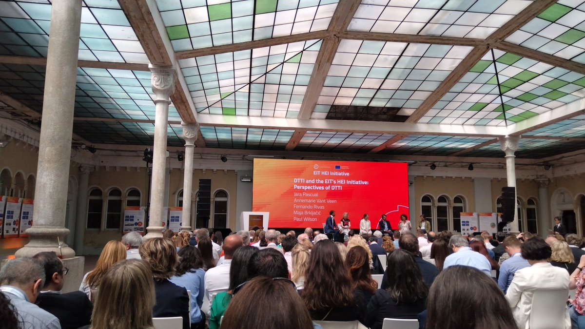 pamr83's tweet photo. The silos are not between students but between educators, interdisciplinarity is needed but we need to learn how to speak the same language SMART4FUTURE #AlgebraUniversity #IVAP2023 @ClimateKIC @EIT_HEI https://t.co/y32utNa2w8