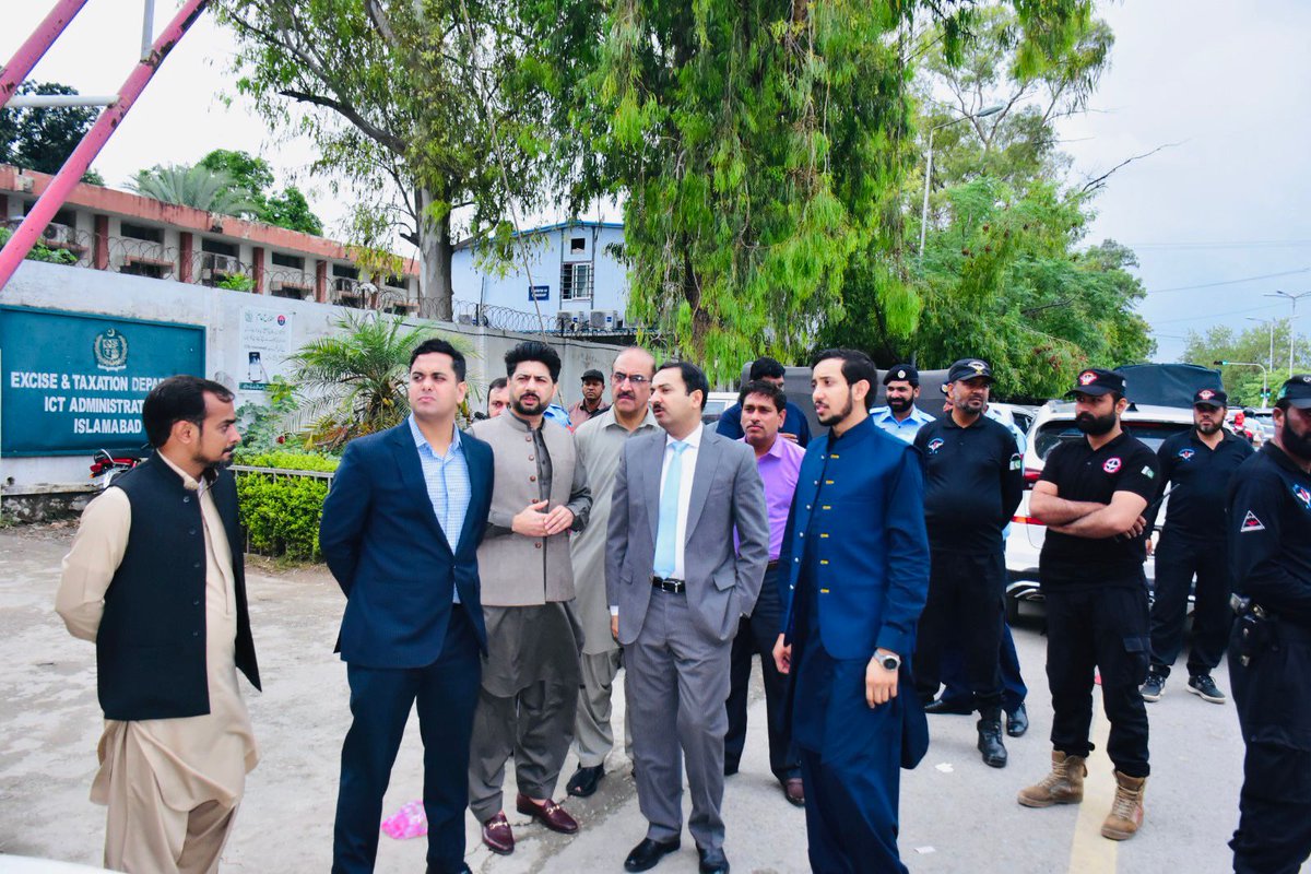 bilalazam_ict's tweet photo. ڈپٹی کمشنر عرفان نواز میمن کا ایکسائز دفتر کا  دورہ،
ڈپٹی کمشنر کی جانب دورہ کے دوران ایکسائز اینڈ ٹیکسیشن ڈیپارٹمنٹ کی سروسز کا خود جائزہ لیا، ڈپٹی کمشنر نے دفتر میں موجود مختلف کاوئنٹرز پر موجود گاڑی مالکان سے سروسز کے بارے میں بھی پوچھا۔ https://t.co/5Z5ZB8T3TA