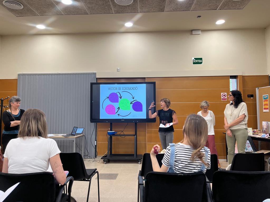 Està passant. L’escola Camins a la Xarxa Territorial de Transformació Educativa explicant les accions coeducadores de centre. Conèixer per poder ser.  <a href="/escolacamins/">Escola Camins</a> <a href="/educaciocat/">Educació</a> #innovacio <a href="/InnovacioE/">Innovació Educativa, Departament Educació</a> 📸<a href="/DimasFabregas/">Dimas Fàbregas Gomis</a>