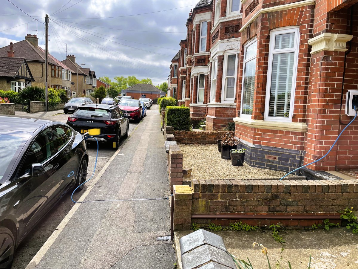 Indra_rt's tweet photo. No driveway? No problem!

It’s great to see this Indra customer’s set-up with our best-selling Smart PRO charger and our partner @kerbocharge's innovative solution for #EV drivers.💡

Find out more about our partner: https://t.co/y11UMXWXbg

#SmarterWithIndra https://t.co/8zg4Cswgvm