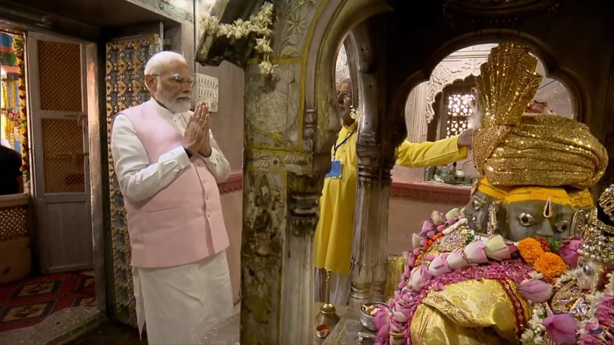 rpbreakingnews's tweet photo. मरुधरा में पीएम मोदी, ब्रह्मा मंदिर में की पूजा-अर्चना
@narendramodi @PMOIndia @BJP4Rajasthan
#RajasthanWithBJP #BJP #PMModi
#PMModiinRajasthan #PMModiinAjmer #PMModiPushkarVisit #Rajasthan #RajasthanPatrika https://t.co/iDVqRjoQ5m