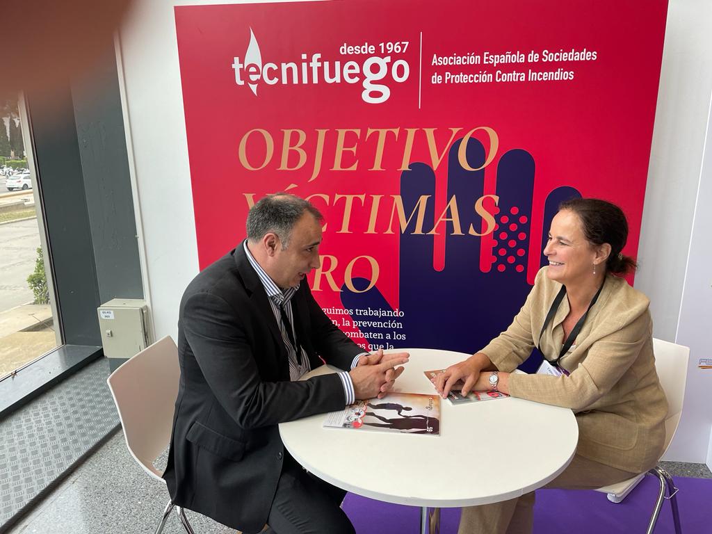 TECNIFUEGOAESPI's tweet image. Stand #TECNIFUEGO en #SecurityForum23 @securityforumES
31 mayo y 1 de junio, Fira Montjüic.
¡Pásate a vernos!
Marta Peraza, secretaria TECNIFUEGO, junto a algunos asociados.
El compromiso y objetivo del sector de seguridad contra incendios: #VíctimasCero