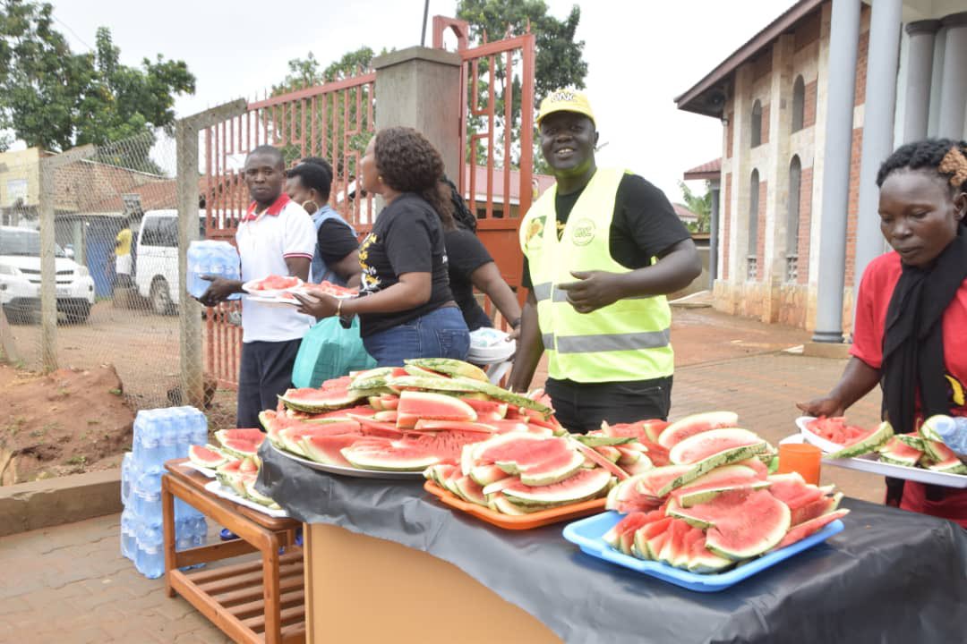 🇺🇬 | #4PHOTOS: Office of the national Chairman Nrm ONC  has  welcomed  pilgrims from  Jinja Catholic Diocese by giving them refreshments  of water and fruits plus glucose to welcome them.

#Radio4Uganda