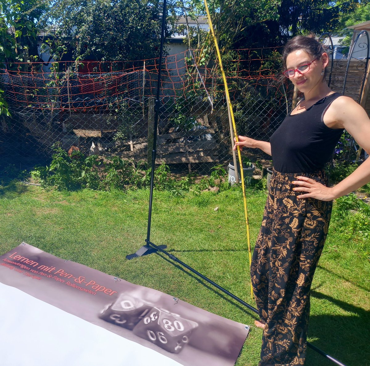 TaleEdu's tweet photo. Lernen mit Pen-&amp;-Paper auf der @FeenCon.

@KathrinFische18 bereitet das frisch eingetroffene Banner vor, unter dem ihr uns und @LaGaCon in gut zwei Wochen in #Bonn finden könnt. 

#pnpde #twlz #Therapie #Rollenspiel #Lernen #gamification https://t.co/mDdMPQXS3J