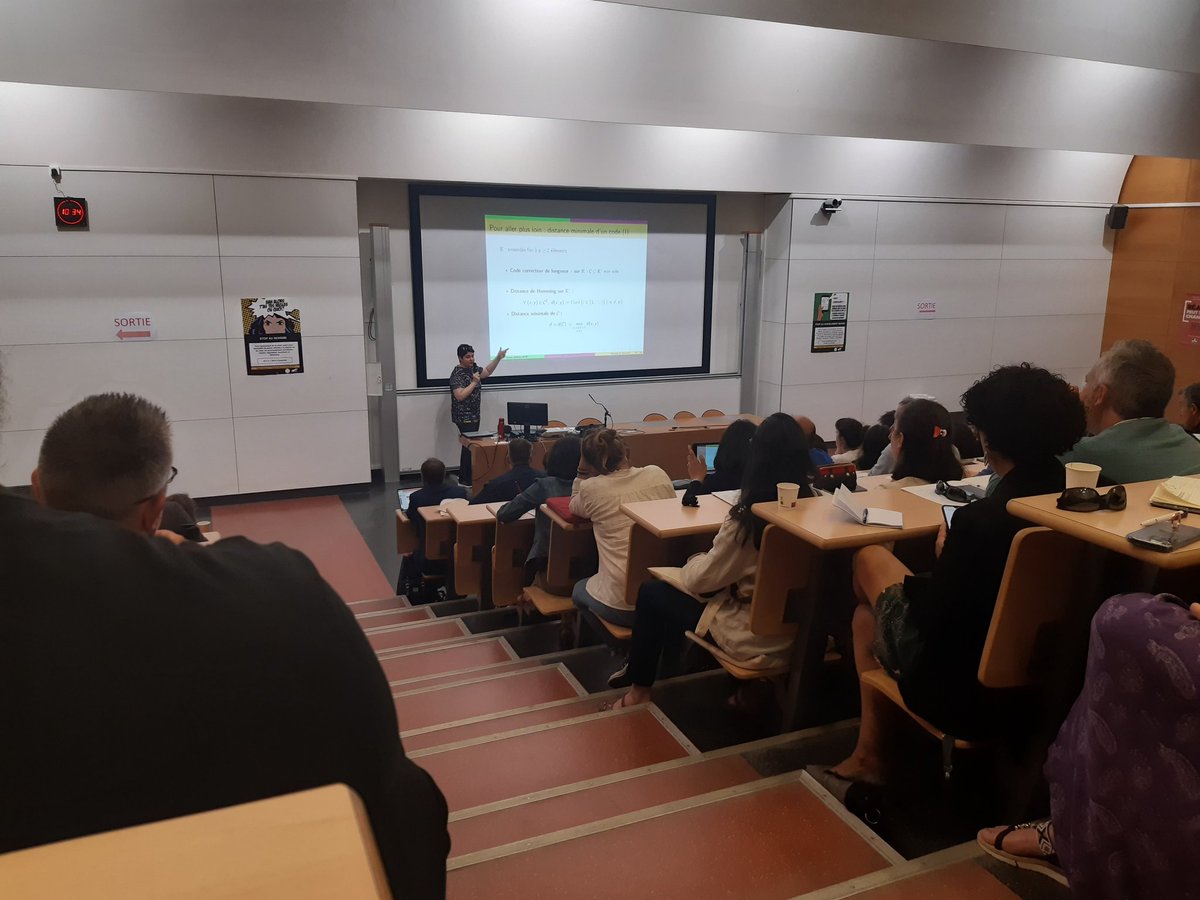 mathspc_lp_ot's tweet photo. Ambiance studieuse à la #JAM2023 ce matin 📝📖 https://t.co/DQspSSrGWi