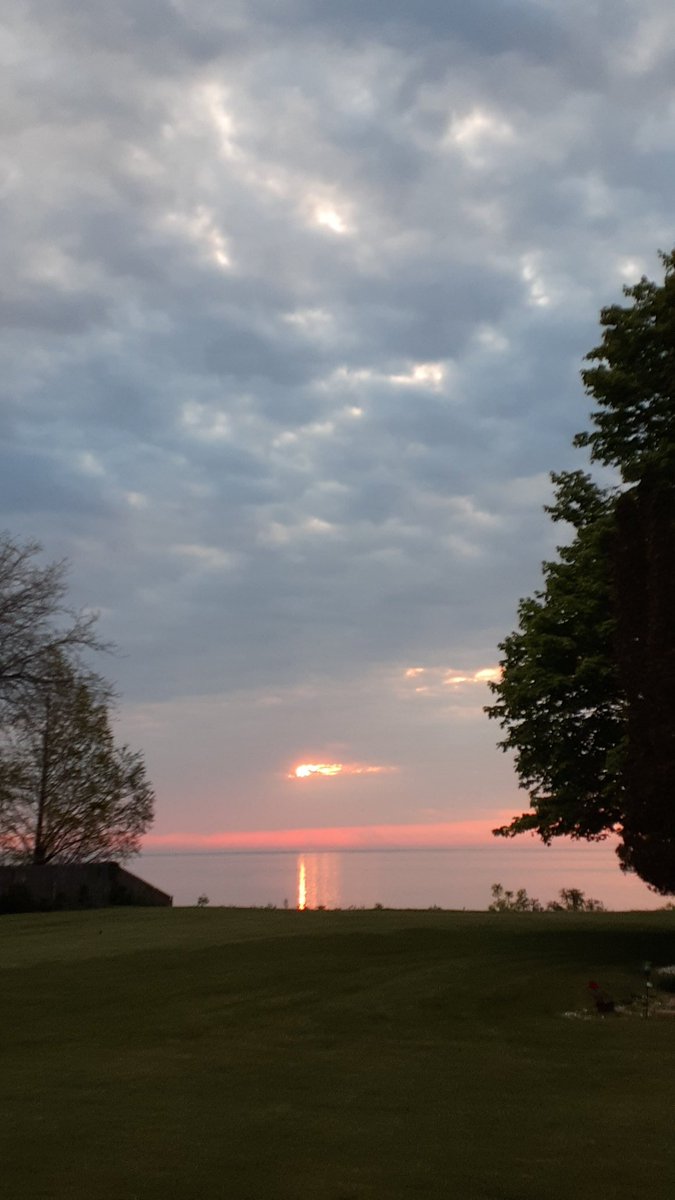 PerfectSara3's tweet photo. Good morning from #Wisconsin 
#LakeMichigan https://t.co/cgdyLddY1s
