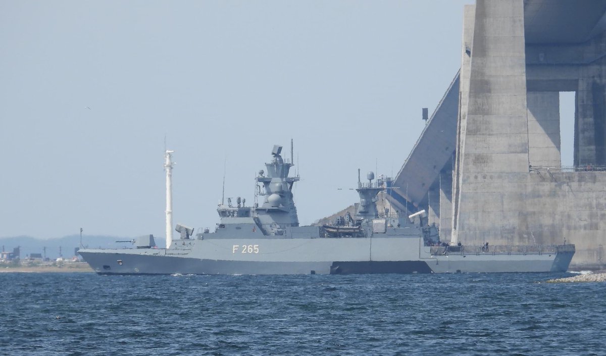 WarshipCam's tweet photo. Future German Navy Braunschweig-class corvette FGS Köln (F265) southbound under the Storebaelt Bridge in Denmark - May 31, 2023 #fgsköln #f265
SRC: FB-Under Broen https://t.co/PShPfdTnyP