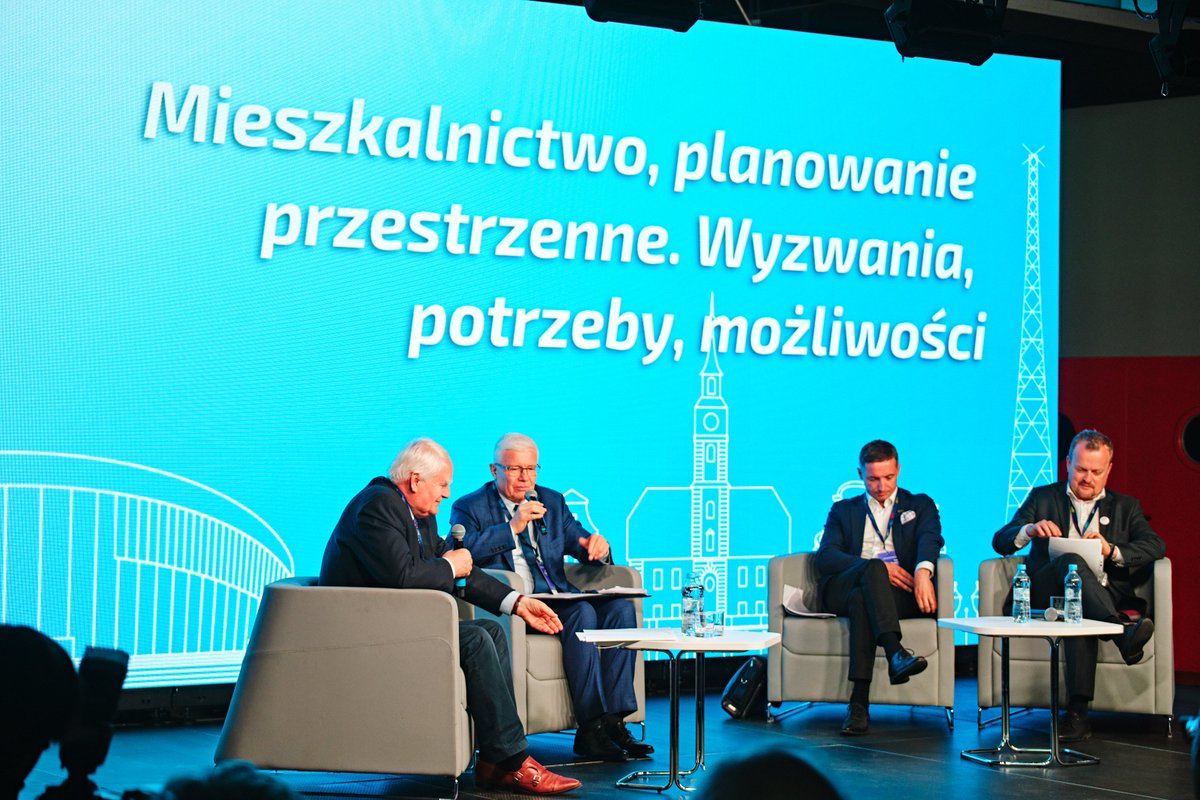 Dyskusja nad sytuacją samorządów podczas konferencji „Nie ma przyszłości bez samorządności”. 📸fot. M. Buksa / UM Gliwice ➡️gliwice.eu/aktualnosci/mi…