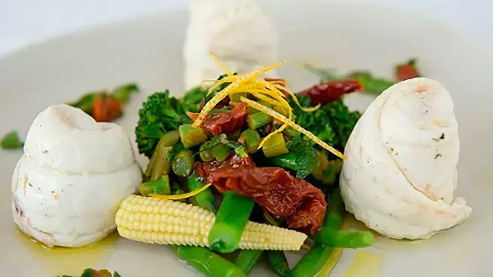 Poached Plaice is a tasty light fish dish with lots of bright flavours from the fresh vegetables and extra lemon zing and sun dried tomatoes. Plaice has a fine, moist texture, bright white colour and a subtle but distinctive sweet flavour. buff.ly/2Lm7zg3 #HealthyEating