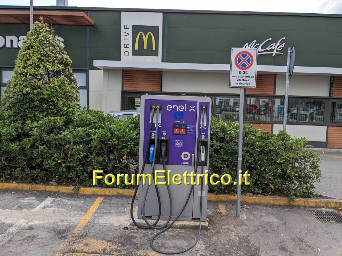 La Colonnina Enel X Way Fast presso il McDonald's di Pomigliano d'Arco NA: facilmente visibile e posto lontano dai parcheggi McDonald's, nel medesimo piazzale di una stazione di servizio Esso forumelettrico.it/forum/enelfast… #napoli #pomiglianodarco #enelxway