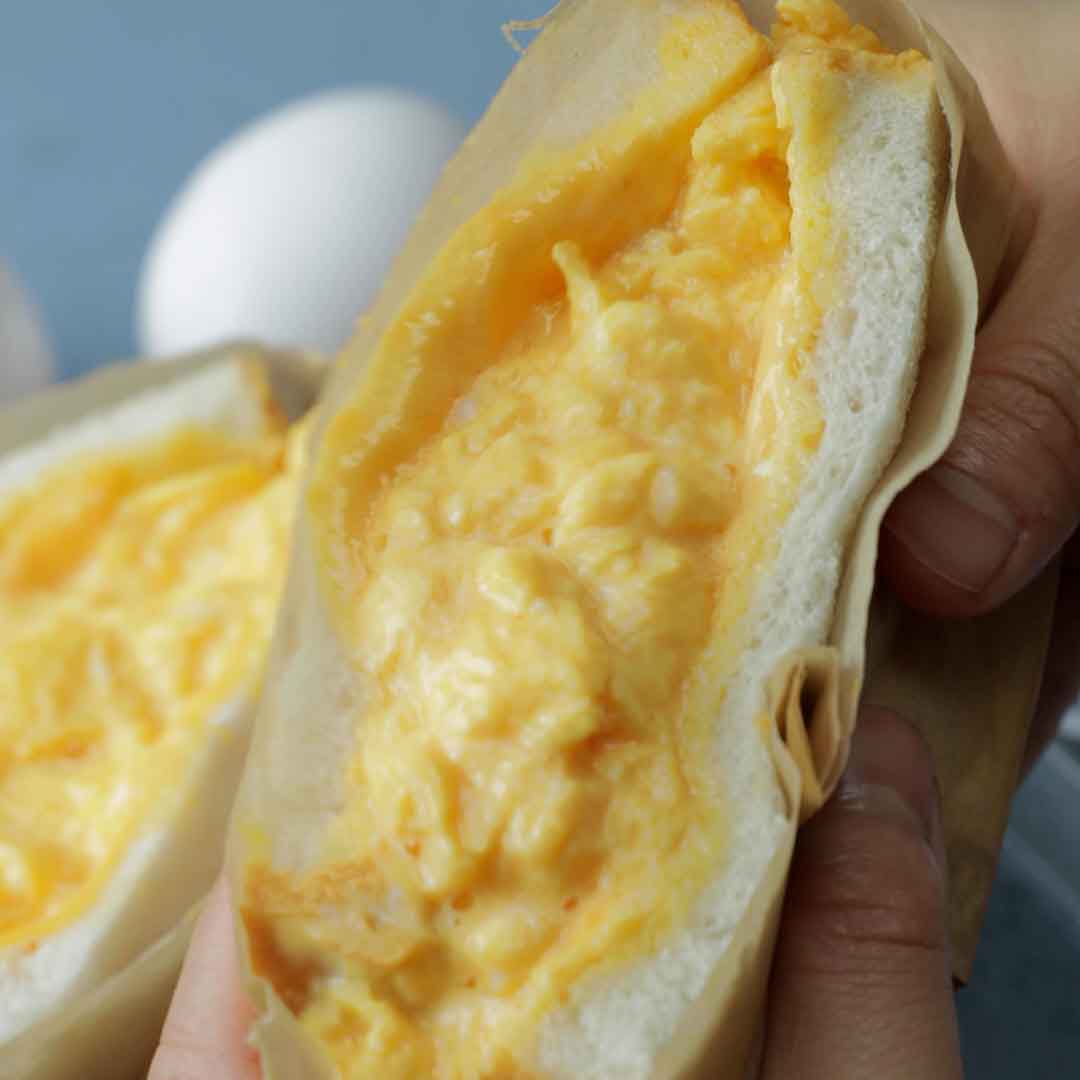 たまごがトロトロ】理想的なオムレツの食べ方！オムレツチーズサンド