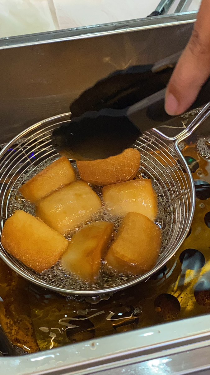 หมั่นโถวทอด ร้านใหม่ที่ซอยเท็กซัส เยาวราช กรอลนอกนุ่มใน อร่อยยอ่า ราคาก็ไม่โอเว่อน้า มีแบบใส่ผงเขย่า กับแบบราดซอส ช้อคโกแลต+นมข้น หวานฉ่ำๆเลย ชอบบ พอด้านในเป็นแป้งเปล่า ก็จะพอดีๆ 
ทำสดๆใหม่ๆออเดอร์เลยน้า 🐷🫶🏻 #อร่อยบอกต่อ <a href="/aroii/">@aroii บอกต่อ</a>