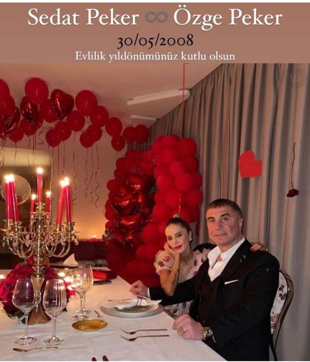 Dün kıymetli reisimizin evlilik yıldönümü idi güzel Kızlarının sürprizi ile uyandılar rabbim bir ömür birlikte mutlu kılsın sizi özge hanım iyi olduklarını toplu bir paylaşımla bildirdi