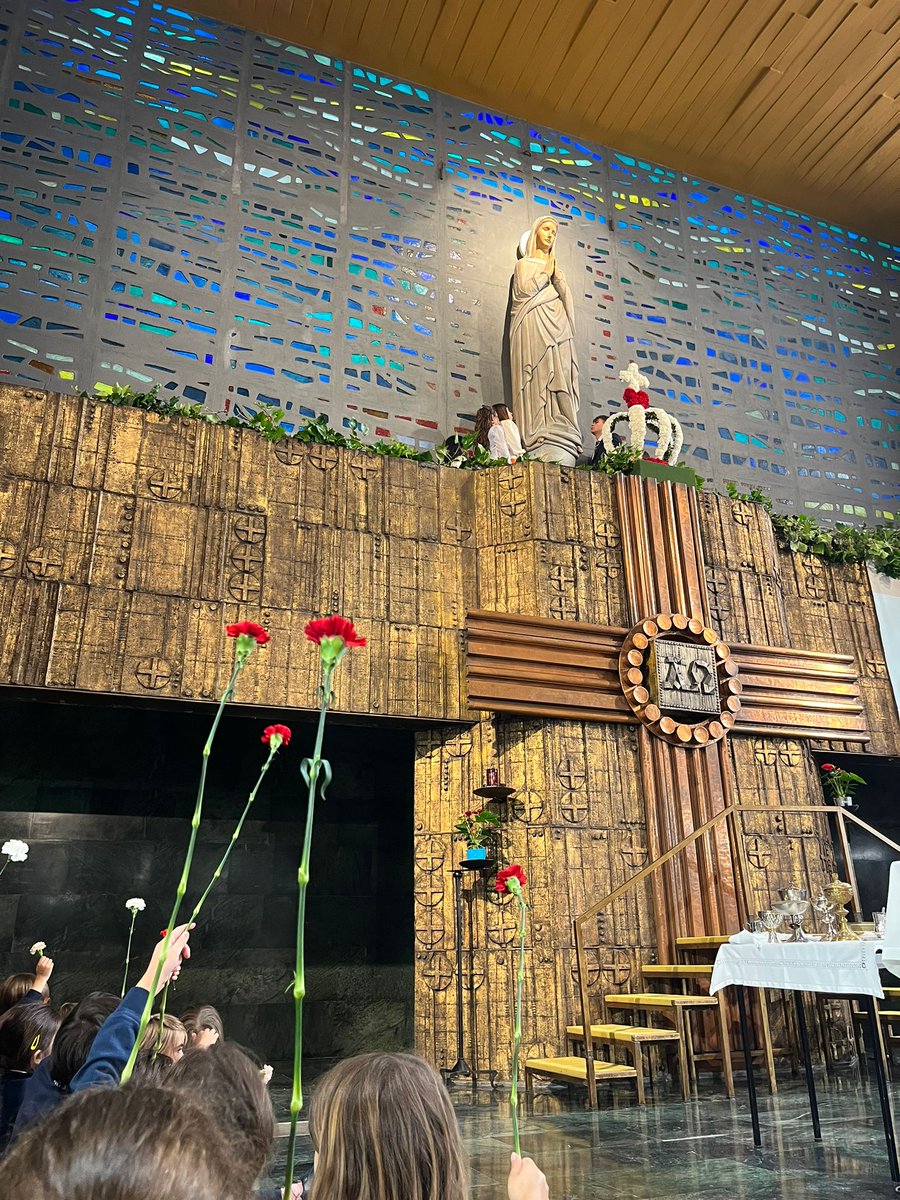 Nos despedimos del mes de mayo con el buen sabor de la #Coronación de ayer. En ella celebramos que María es nuestra Madre y modelo. 
🎶sus flores entrelazando gratitud y amor ardiente...🎶
#SalirAserHogar