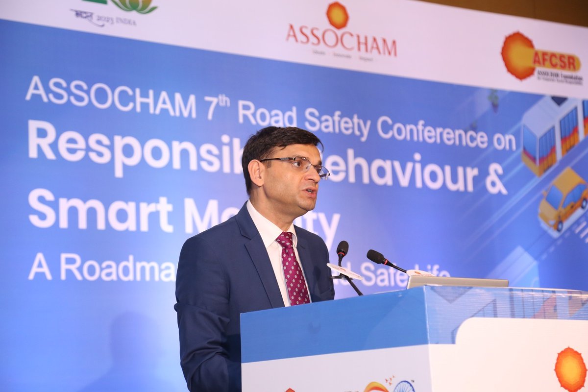 ASSOCHAM4India's tweet photo. 🚦📣 Vinod Pandey, at the Conference on #ResponsibleBehaviourAndSmartMobility, sheds light on crucial statistics & positive developments!
▪️He highlights government initiatives, such as mandating airbags in modern cars, to enhance safety.
▪️Additionally, he applauds technological advancements that aid pedestrians by alerting drivers.
@g20org,@nitin_gadkari, @MORTHIndia, @Gen_VKSingh,@bmwindia,@Raahgiri_Fdn,@digitalveedol, @Unomindacom, @zf_group,@HospitalArtemis, @ador_india,@Trafficzam_DEL,@honda2wheelerin,@CarlsbergGroup, @banegaswasthind,@TNTimesDrive,@dtptraffic, @irfgtkp , @IrfIndia