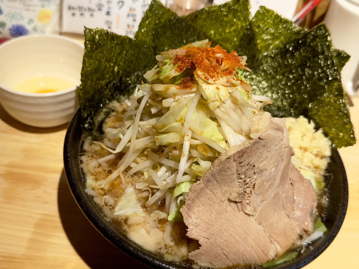 makoto_ishiwaki's tweet photo. 人生初！九州版の二郎系ラーメン🍜
関東&amp;九州の醤油をブレンドした、県民に合わせた味が新境地！
あっさりしたスープの中に、ダシの旨味と甘さがあり、麺は口の中で暴れてくる。
チャーマヨご飯は150円！
ここでしか味わえない一杯なので、是非👍

▷麺や盃
@鹿児島/谷山
https://t.co/20BiU6Ml2K https://t.co/wNPo1wTsRV