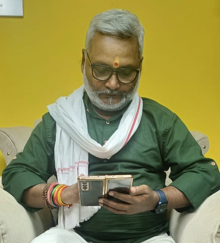 अपेक्षा उपेक्षा का कारण बन जाता है ...!
आपकी क्या है राय ...

अब त आंख के देखलो प एतबार ना होला..
सियासत में एके गलती बार- बार होला ..

कहां रिश्तेदारी एहिजा निबाहे ला केहू ..
दूल्हा-दुलहीन के जयमाल बार-बार होला ..

#बाबावाणी