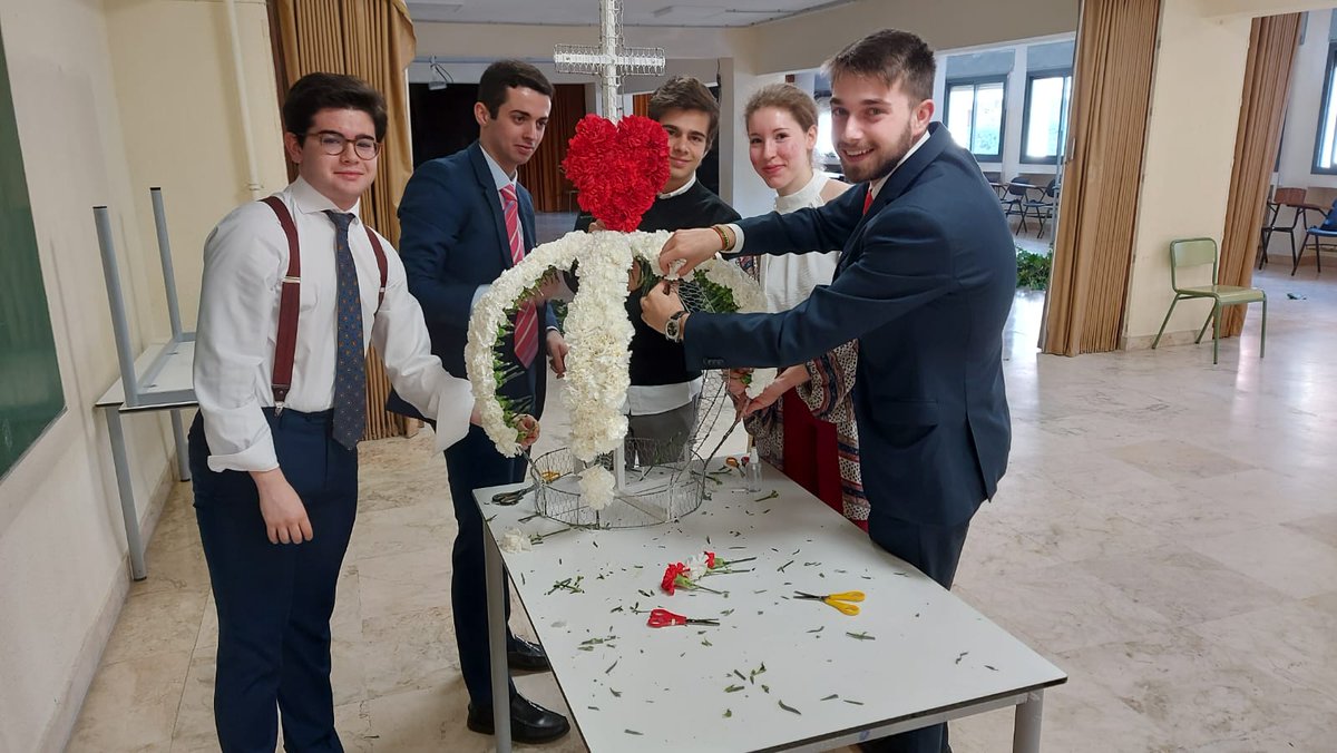 Nuestro cariño reflejado en una corona... Prepararla en el último curso del colegio.... una experiencia memorable.
#SalirASerHogar