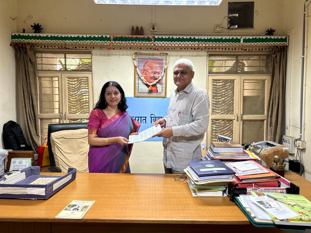 DPD_India's tweet image. An MoU with revised timelimes for preparing the Master Copy and electronic book of Sampoorna Gandhi Vangmaya, Hindi version, corresponding to The Collected Works of Mahatma Gandhi was signed today between DG, @DPD_India Smt. Anupama Bhatnagar & VC, @gujvidyapith Dr. Bharat Joshi.