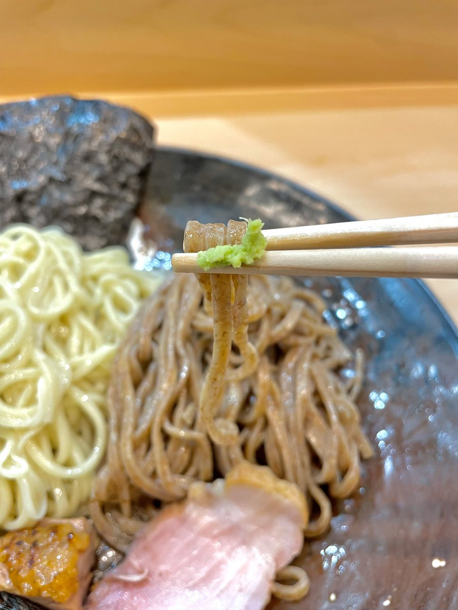 ramentry's tweet photo. #飯田商店 でつけ麺をいただきました🍜
2種類の麺とつけ汁の質の高さが凄まじい❗️
鶏と豚の焼きもの、さらにチャーシュー、多彩な薬味とさまざまな味わい方をたのしめる飯田御膳です😋
つけ麺の領域を超してますね👌
（TRYスタッフ）

#麺活
#湯河原 https://t.co/nPKZuGBqBO