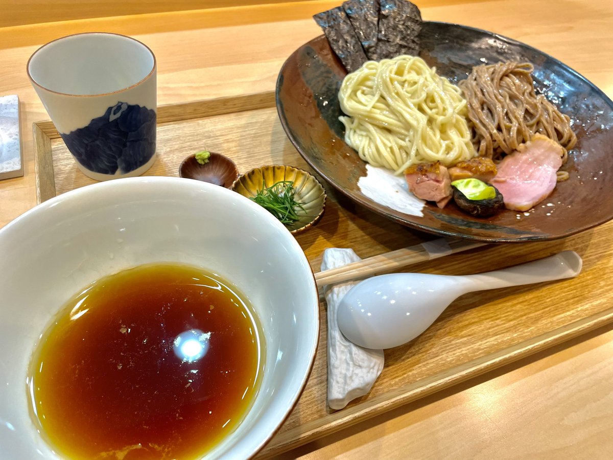 ramentry's tweet photo. #飯田商店 でつけ麺をいただきました🍜
2種類の麺とつけ汁の質の高さが凄まじい❗️
鶏と豚の焼きもの、さらにチャーシュー、多彩な薬味とさまざまな味わい方をたのしめる飯田御膳です😋
つけ麺の領域を超してますね👌
（TRYスタッフ）

#麺活
#湯河原 https://t.co/nPKZuGBqBO