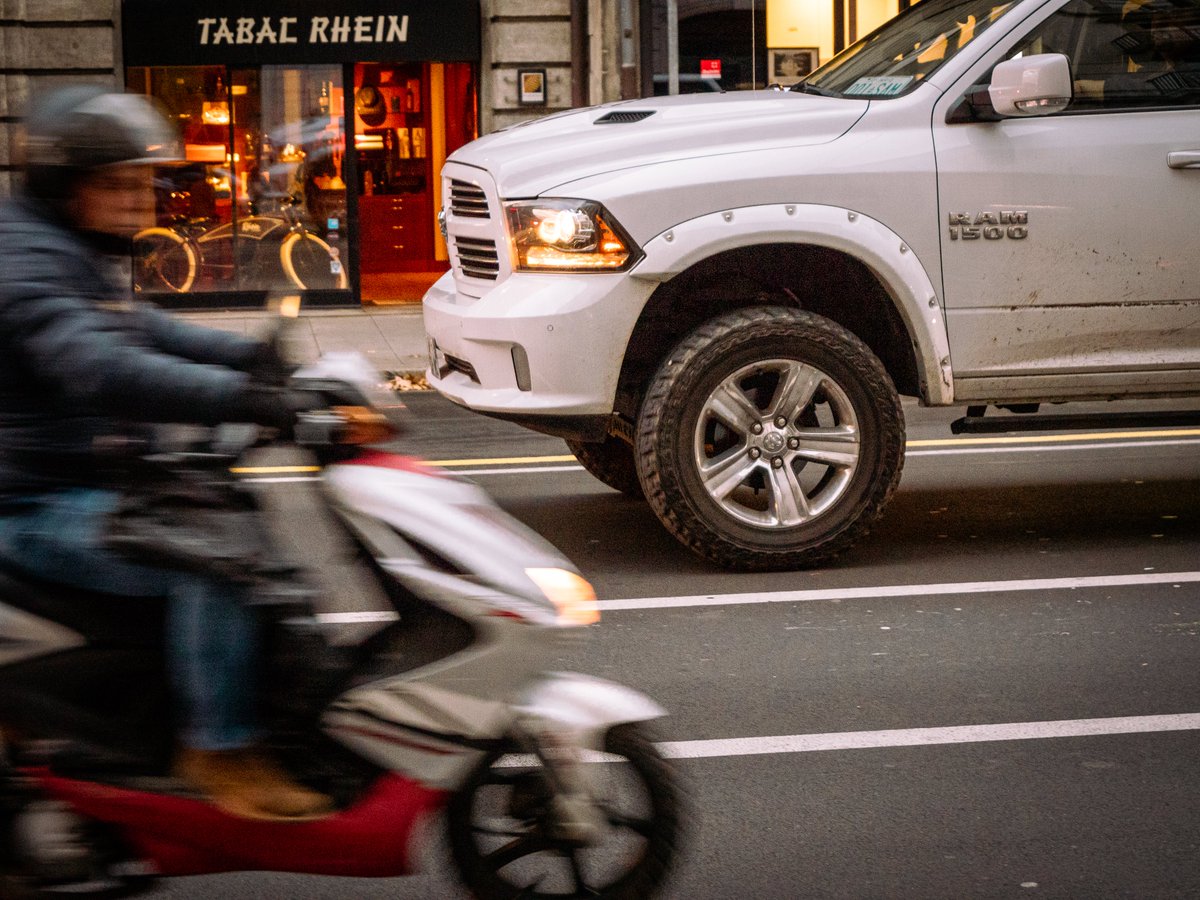 PoncetArnaud's tweet photo. Que fait ce 4x4 en ville? Comment protéger les 2 roues? On peut parler d'emprunte écologique mais d'espace aussi, quelle place donne-t-on à ces véhicules?
@VilleDeGeneve 
@TCS_Suisse @ActifTrafic @ProVeloGeneve #fucksuv https://t.co/53FRKYlnnZ