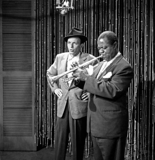 Frank Sinatra and Louis Armstrong, 1957.
📷 CBS