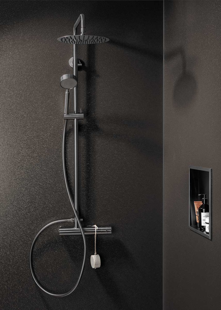 Geef je badkamer een nieuwe uitstraling met het Qisani douchesysteem in kleur Gun Metal gecombineerd en de AluSplash achterwand in de kleur Galaxy. Deze combinatie zorgt voor een verfijnde en moderne look in je badkamer. Lees hier meer: hubs.ly/Q01PRY4-0

#badkamer
#Qisani