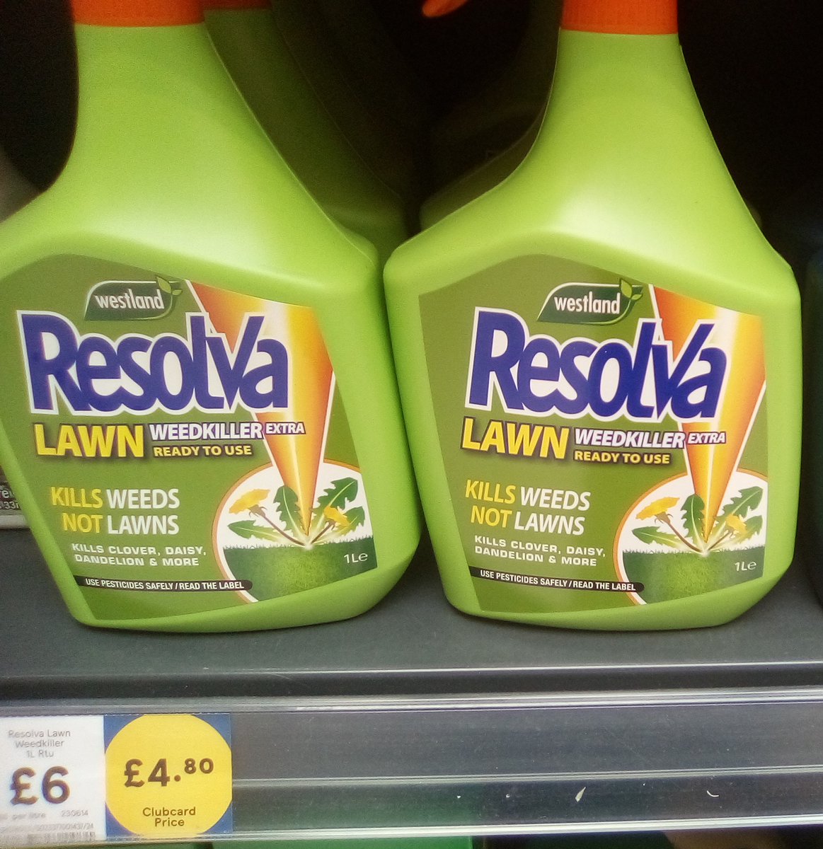 Mixed messaging? @Tesco using wildflowers, incl daisies, on instore display creating idyllic image. On next shelf a special offer on a product that proudly says it kills Daisies, Dandelions & Clover, all brilliant pollinator garden plants. In the #WarOnWildlife every little helps