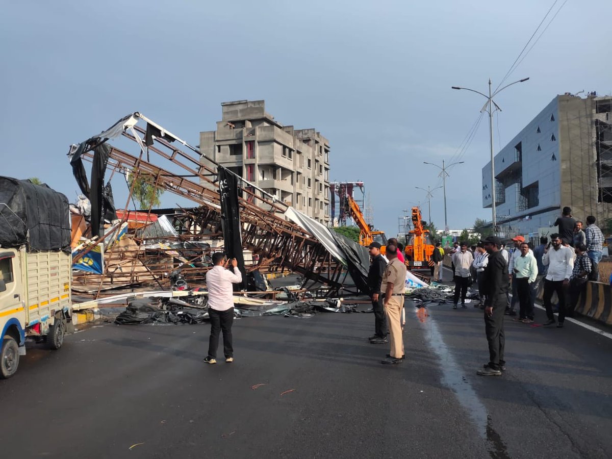 FITEMaharashtra's tweet photo. #ITpark or #TrafficPark or #WaterPark or #InfralessPark 

@CMOMaharashtra @samant_uday 
Welcome to Indians biggest &amp; infrastructural troubled ITpark . https://t.co/YIofIGXZY0