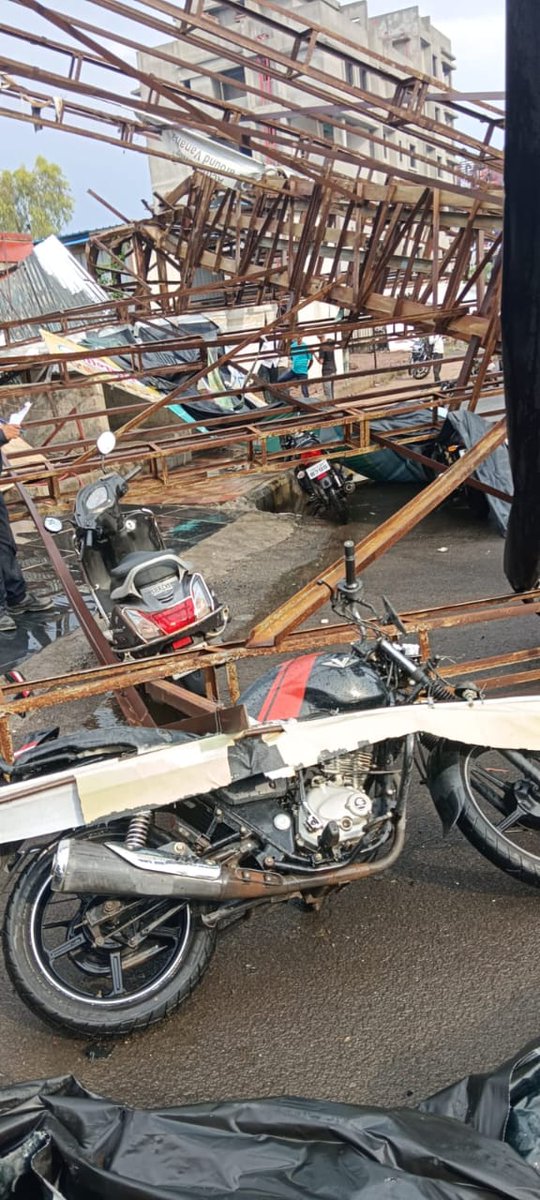 FITEMaharashtra's tweet photo. #ITpark or #TrafficPark or #WaterPark or #InfralessPark 

@CMOMaharashtra @samant_uday 
Welcome to Indians biggest &amp; infrastructural troubled ITpark . https://t.co/YIofIGXZY0