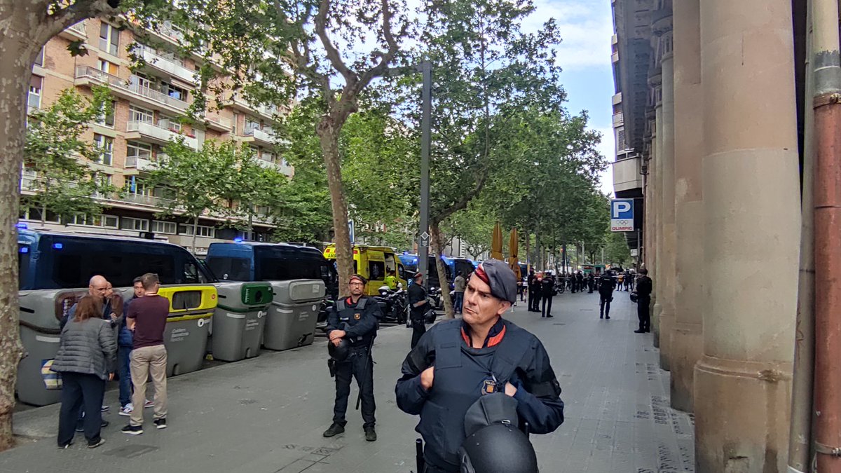 Macrodispositiu policial per desnonar una dona amb tres filles de 15 i 10 anys i 11 mesos al #Poblesec. 

El pis és de Divarian, un fons voltor.

Vosaltres per diners, nosaltres per amor.

#Vergonya