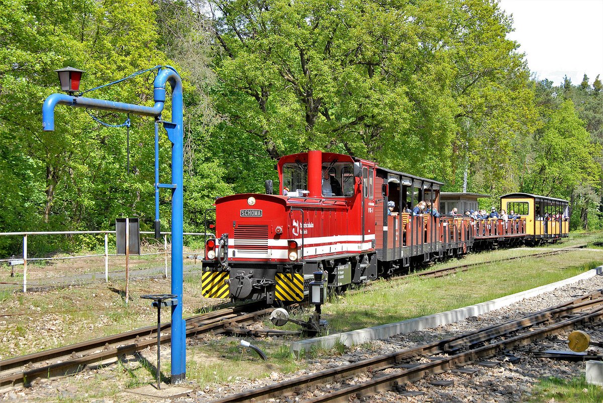 SBahnBerlin's tweet photo. Wer kennt sie noch als Berliner Pioniereisenbahn? Unter diesem Namen wurde die heutige #Parkeisenbahn in der #Wuhlheide 1956 eröffnet! 🚂

Das Besondere: Kinder und Jugendliche arbeiten als Schaffner, Schrankenwärter, Zugführer oder Fahrdienstleiter.  🧒 

https://t.co/1uZtSPBAzw https://t.co/1wq2uuAuEe